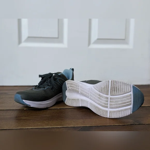 Running Shoes - Picture 4 of 5